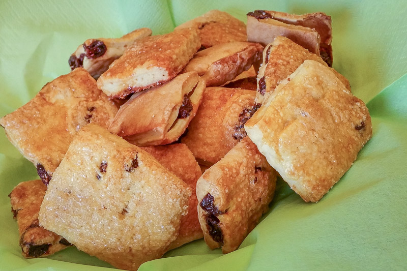 Ricetta per la preparazione di 15 biscotti con uvetta e mirtilli